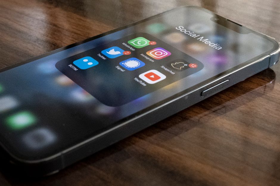 Smartphone s aplikacijama koje prate financijske podatke