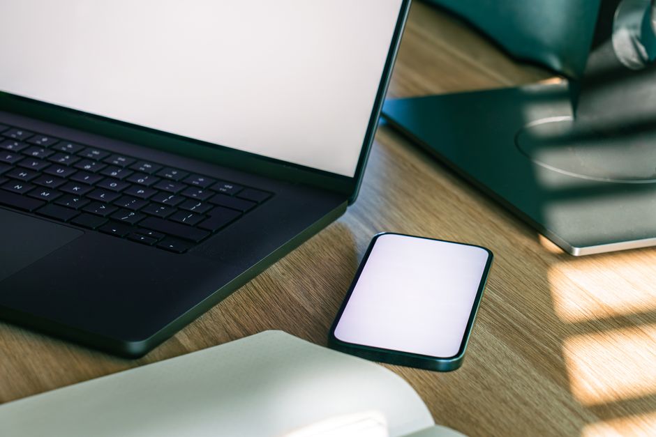 Sleek office desk setup featuring a laptop i smartphone, idealno za tehnološke i poslovne teme