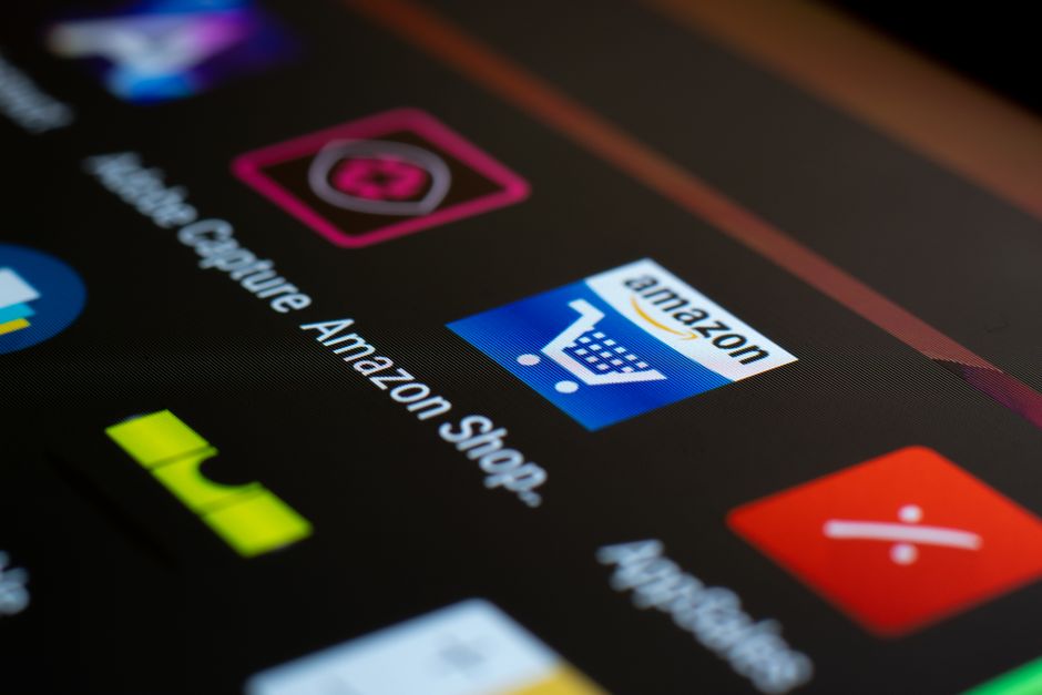 Detalj ekrana pametnog telefona s ikonom aplikacije za online kupnju